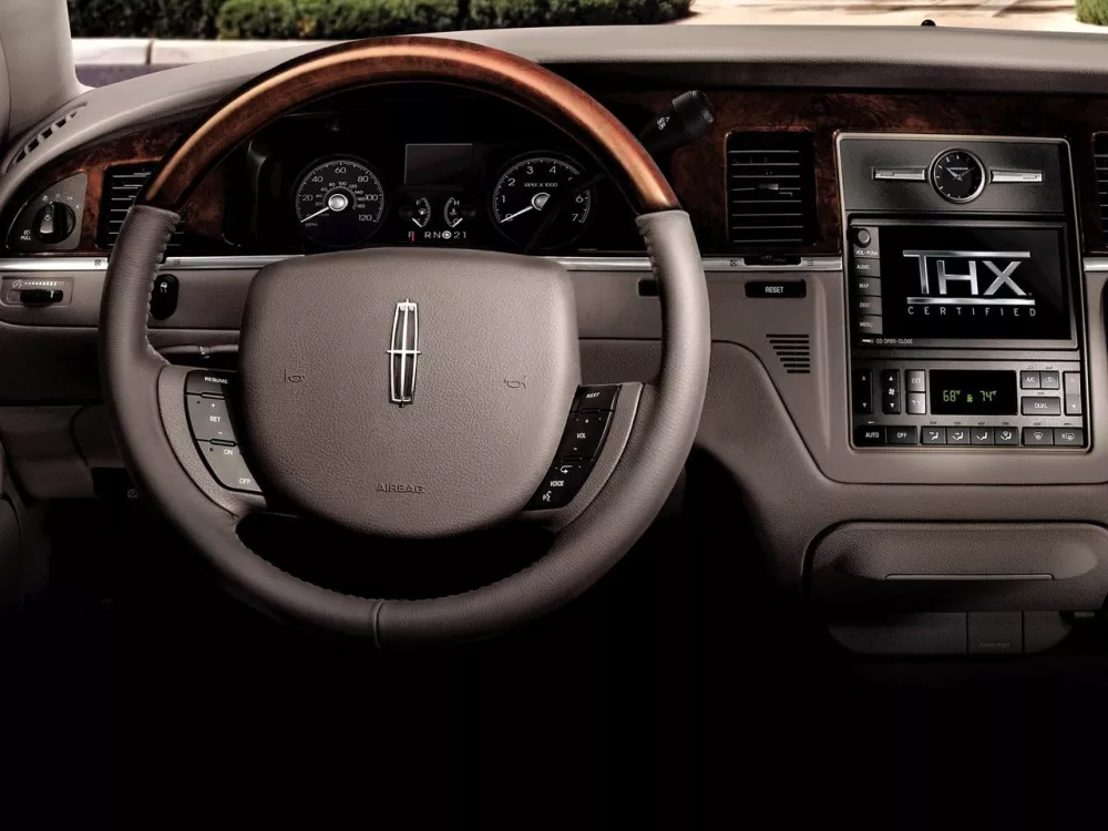 Автомобиль Lincoln Town Car III Рестайлинг Седан
