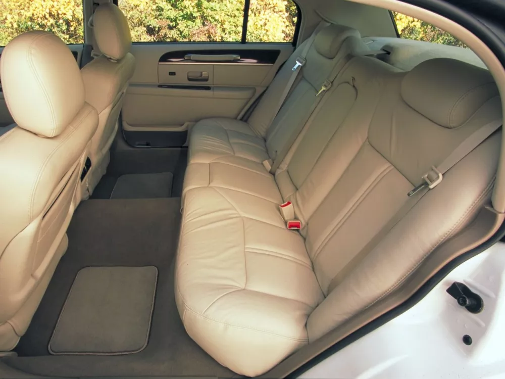 Автомобиль Lincoln Town Car III Рестайлинг Седан
