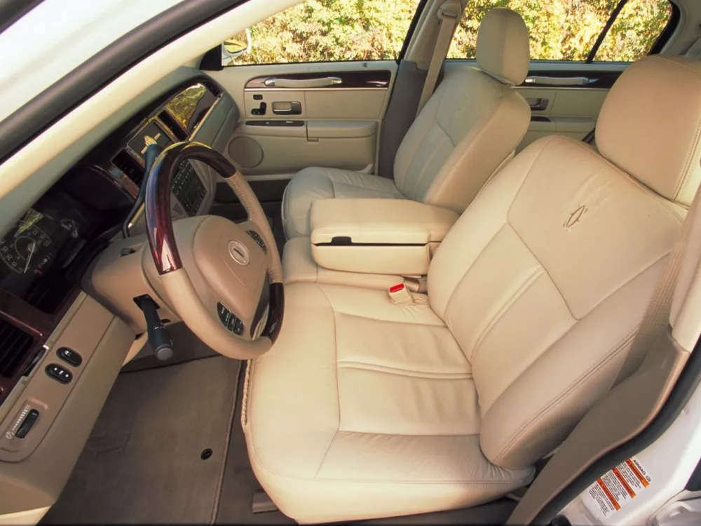 Автомобиль Lincoln Town Car III Рестайлинг Седан