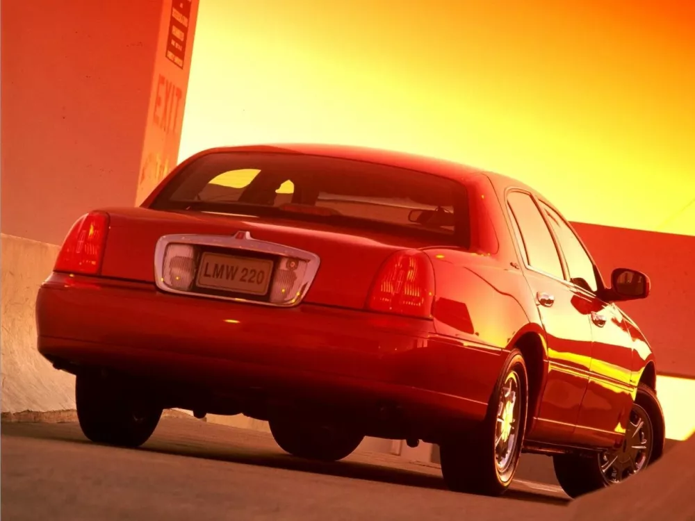 Автомобиль Lincoln Town Car III Седан