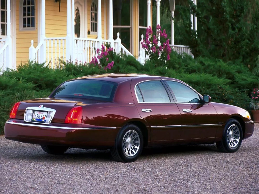 Автомобиль Lincoln Town Car III Седан