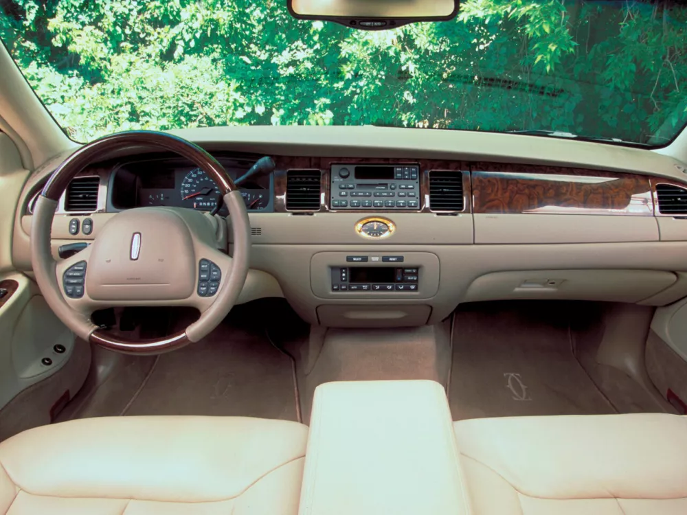 Автомобиль Lincoln Town Car III Седан