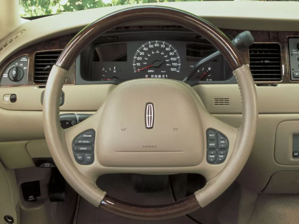 Автомобиль Lincoln Town Car III Седан