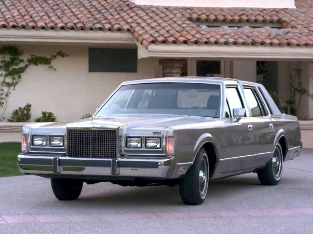 Автомобиль Lincoln Town Car I Седан