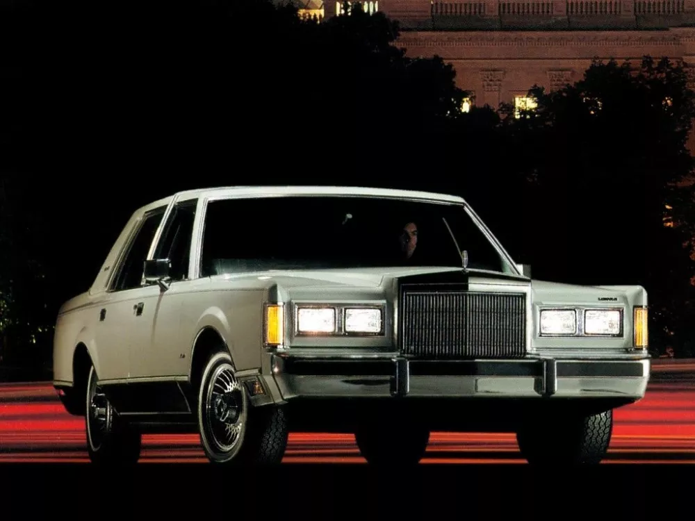 Автомобиль Lincoln Town Car I Седан