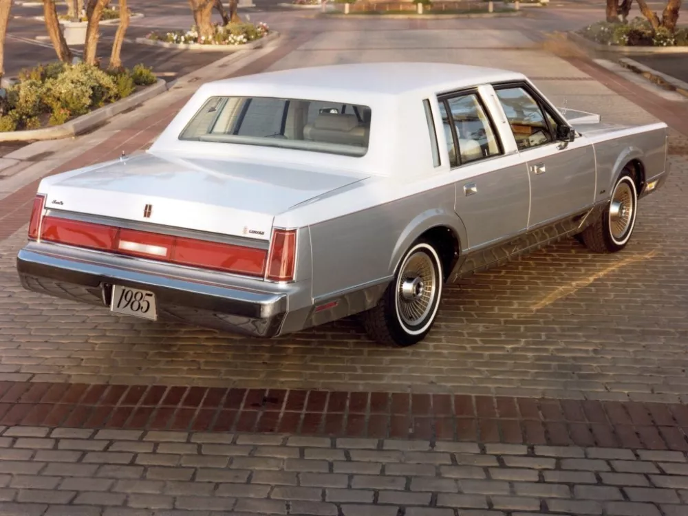 Автомобиль Lincoln Town Car I Седан