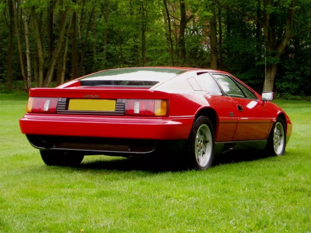 Автомобиль Lotus Esprit IV Купе