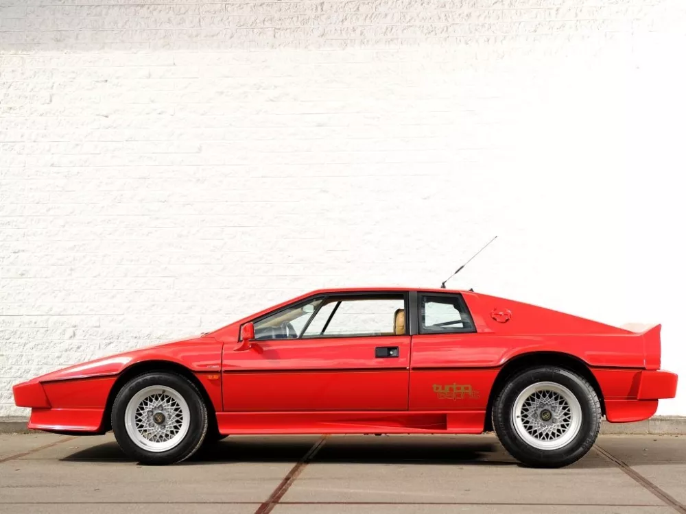 Автомобиль Lotus Esprit III Купе