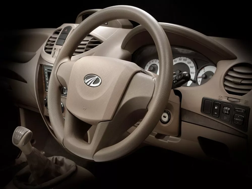 Автомобиль Mahindra Xylo Компактвэн