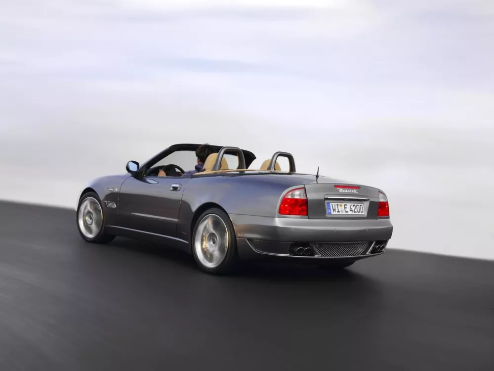 Автомобиль Maserati 4200 GT Кабриолет