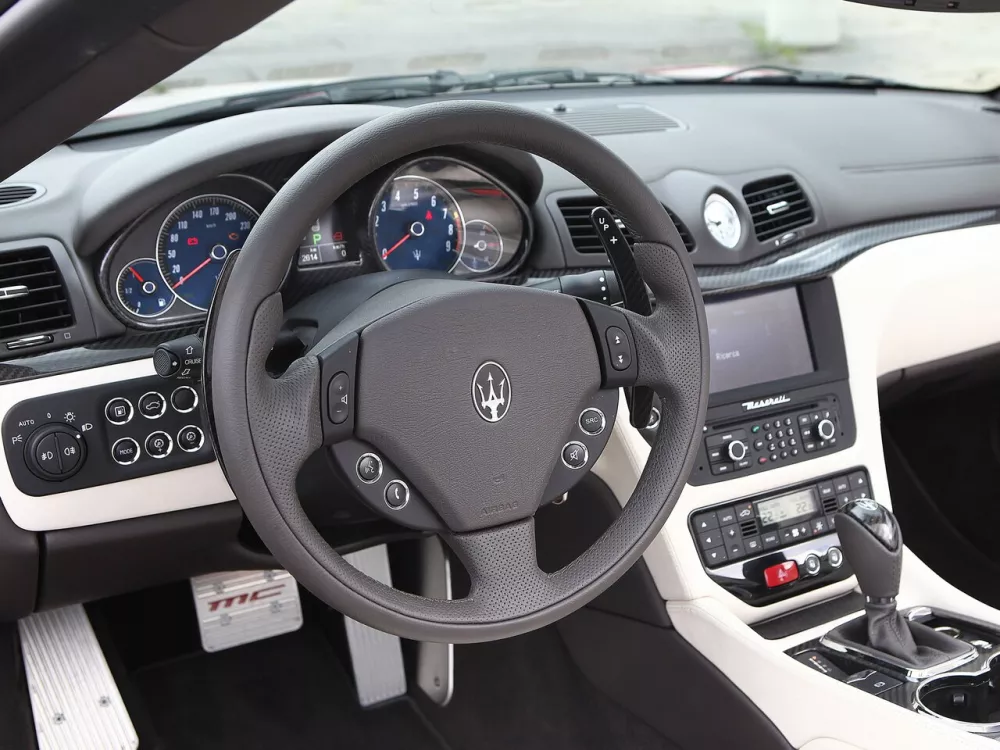 Автомобиль Maserati GranCabrio I Кабриолет