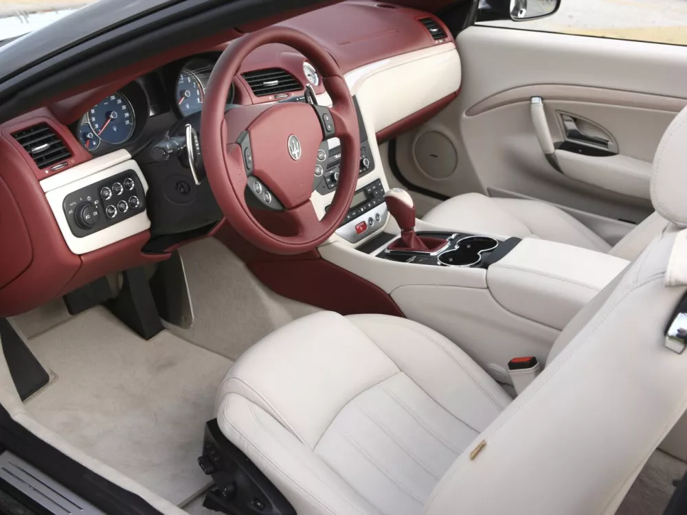 Автомобиль Maserati GranCabrio I Кабриолет