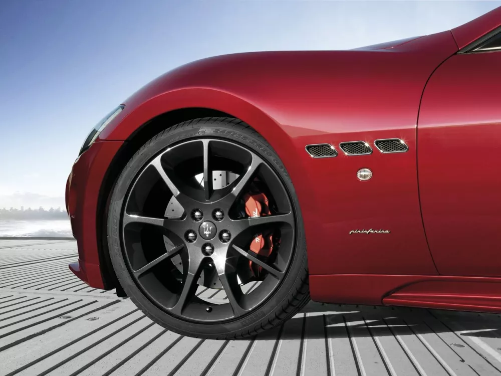 Автомобиль Maserati GranCabrio I Кабриолет