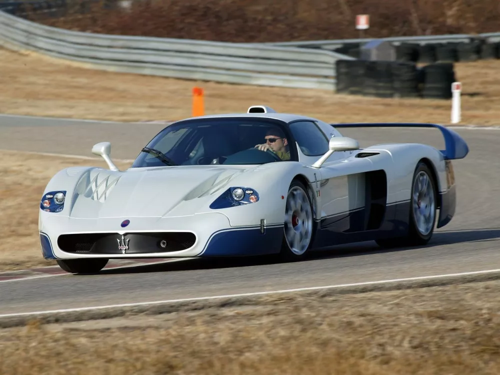 Автомобиль Maserati MC12 Купе