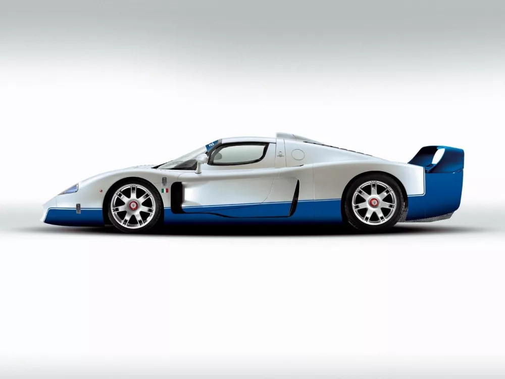 Автомобиль Maserati MC12 Купе