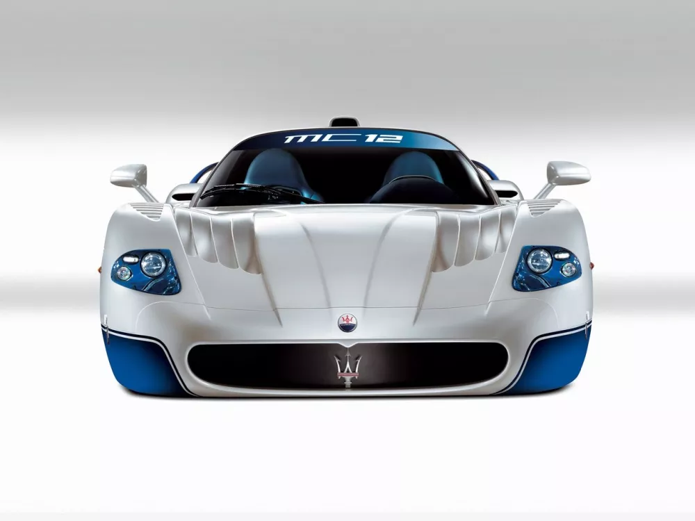 Автомобиль Maserati MC12 Купе