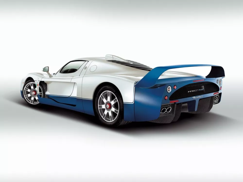 Автомобиль Maserati MC12 Купе