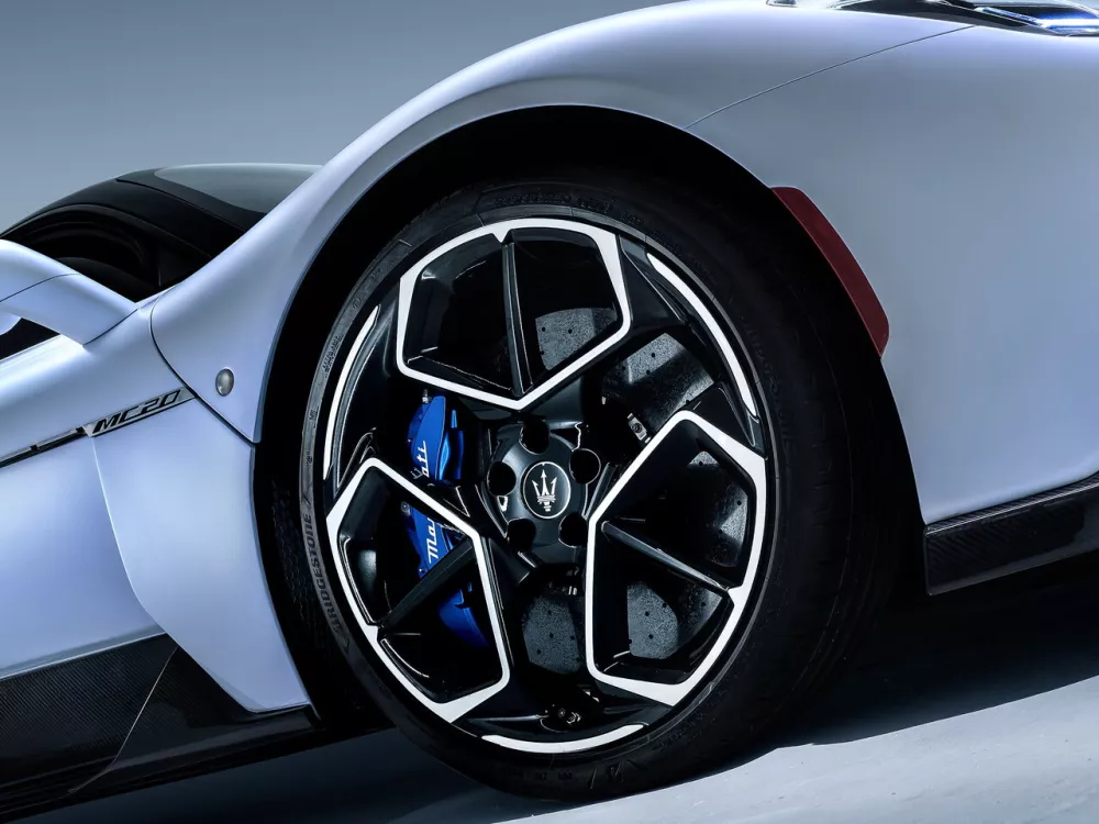 Автомобиль Maserati MC20 Купе