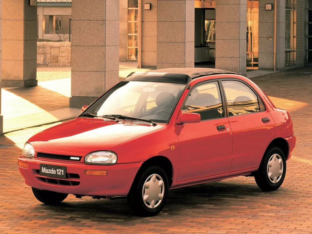 Автомобиль Mazda 121 II Седан