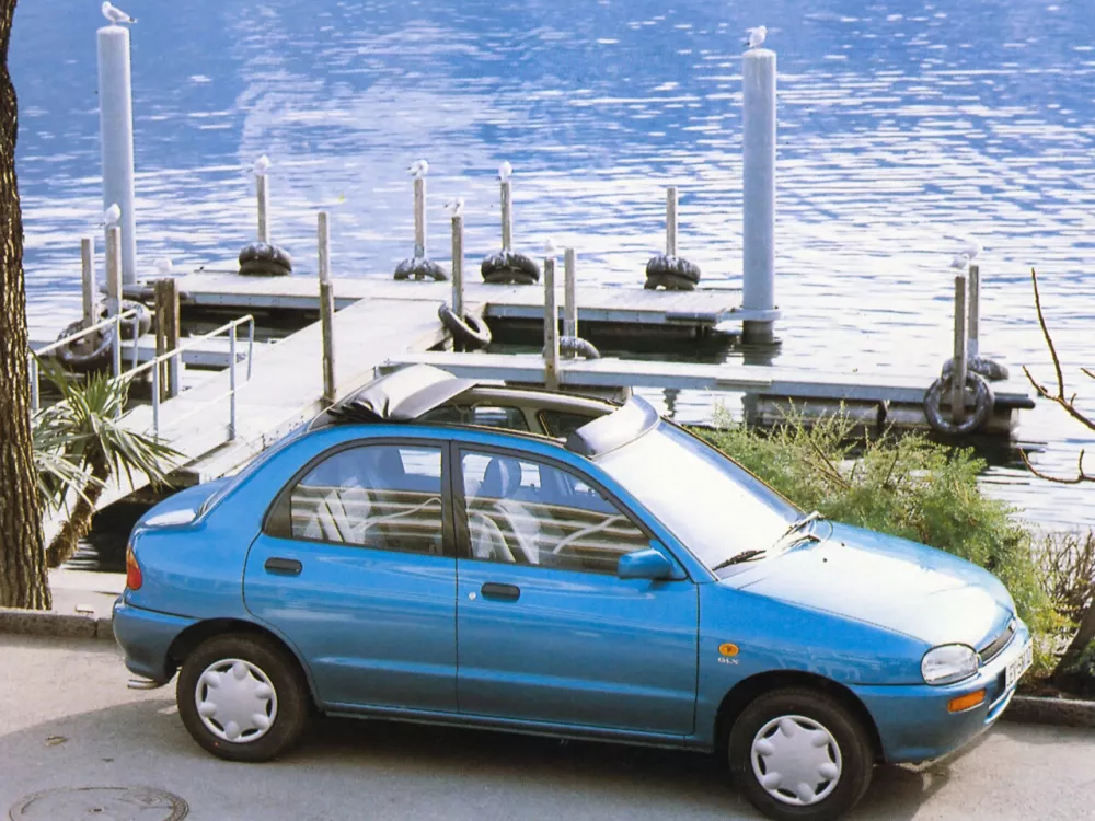 Автомобиль Mazda 121 II Седан