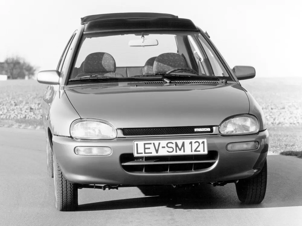 Автомобиль Mazda 121 II Седан