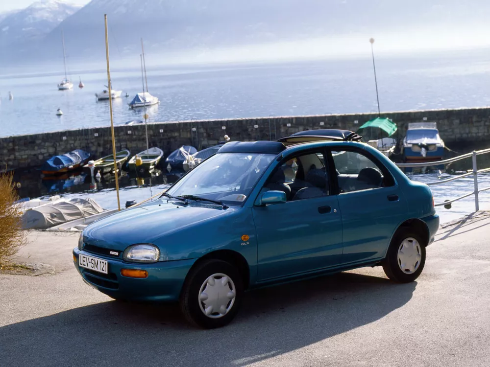 Автомобиль Mazda 121 II Седан