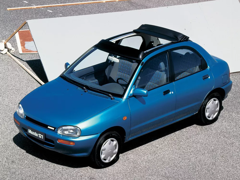 Автомобиль Mazda 121 II Седан