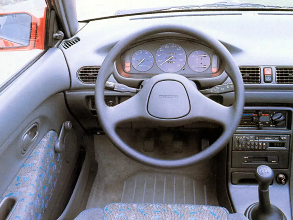 Автомобиль Mazda 121 II Седан