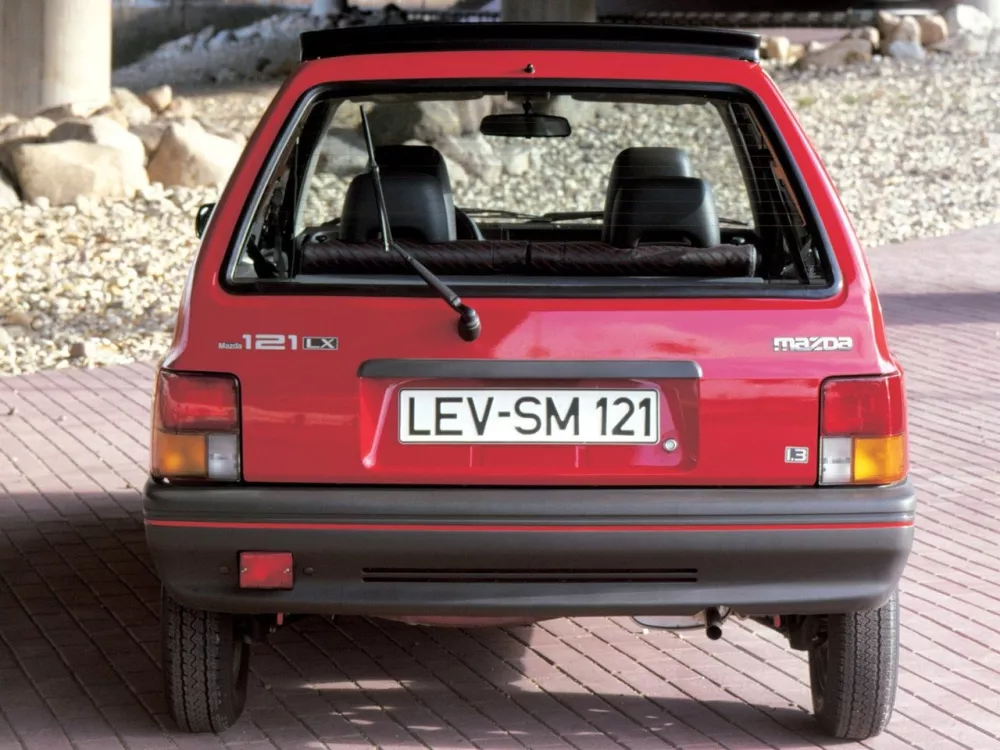 Автомобиль Mazda 121 I Хэтчбек (3 двери)