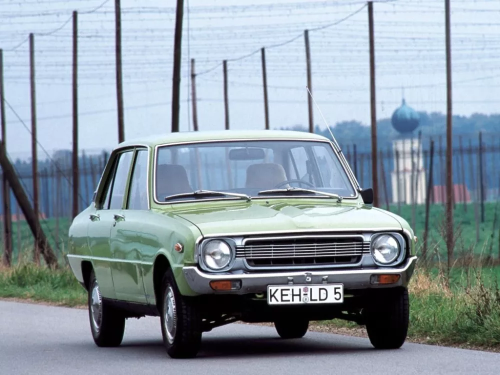 Автомобиль Mazda 1300 Седан