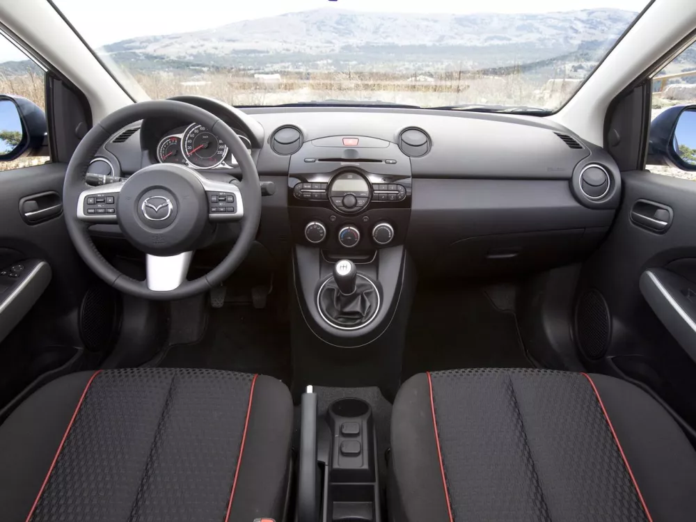Автомобиль Mazda 2 II Рестайлинг (DE2) Хэтчбек (5 дверей)