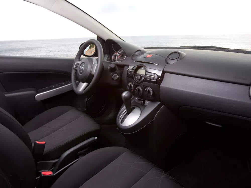 Автомобиль Mazda 2 II Рестайлинг (DE2) Хэтчбек (5 дверей)