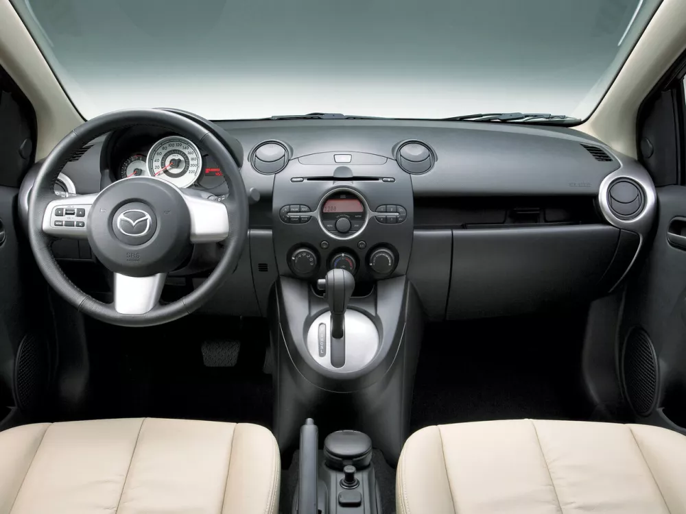 Автомобиль Mazda 2 II (DE) Седан
