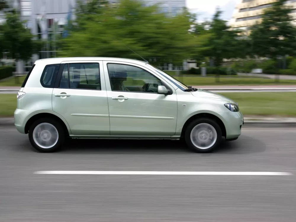 Автомобиль Mazda 2 I (DY) Рестайлинг Хэтчбек (5 дверей)