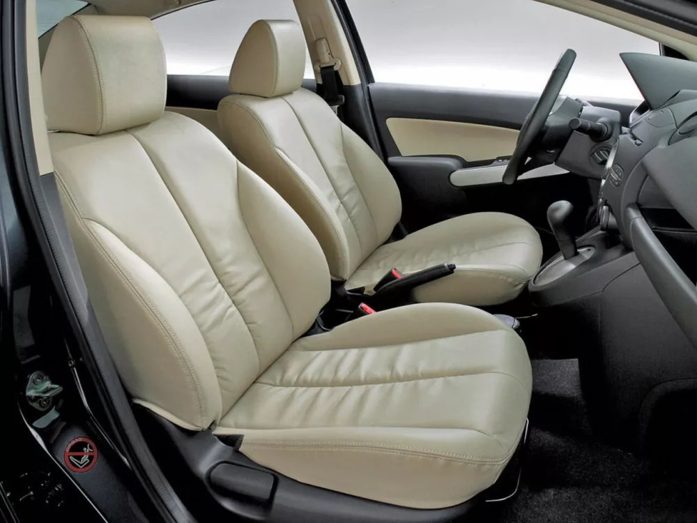 Автомобиль Mazda 2 II (DE) Седан