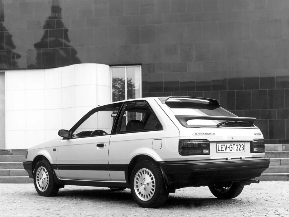 Автомобиль Mazda 323 III (BF) Хэтчбек (3 двери)