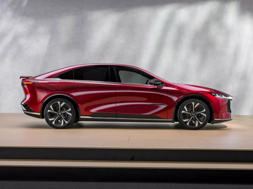 Автомобиль Mazda 6e Лифтбек
