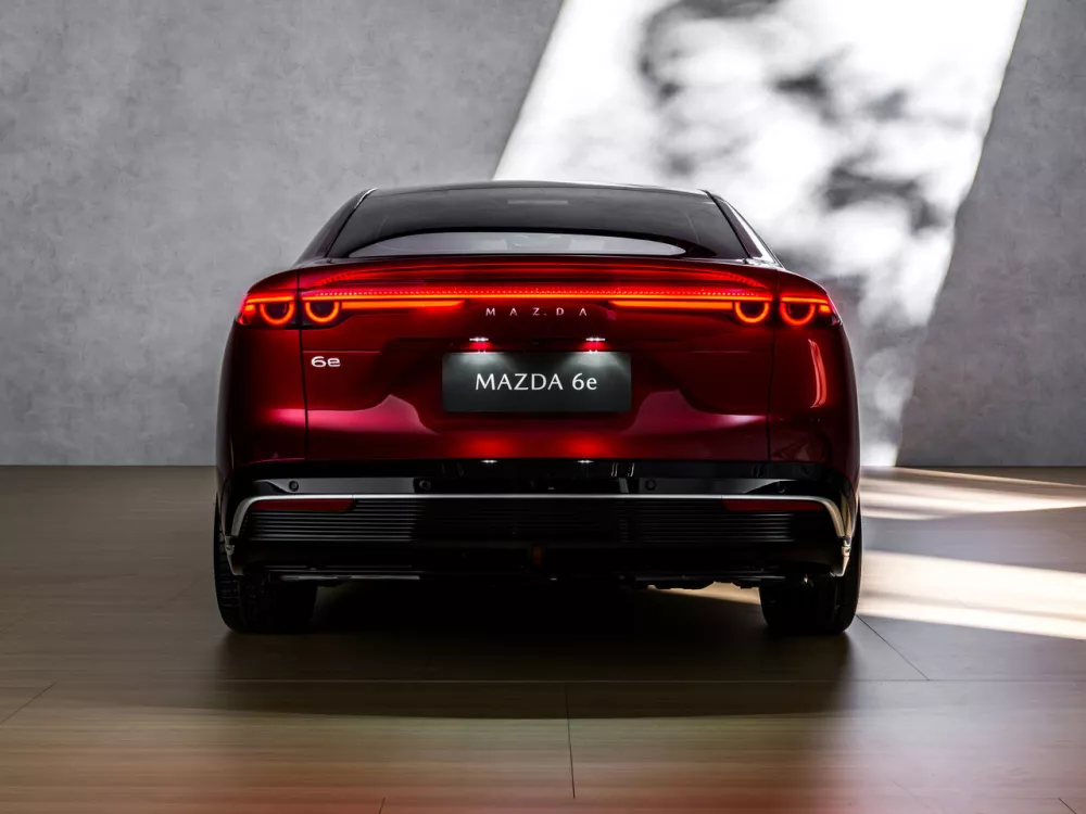 Автомобиль Mazda 6e Лифтбек
