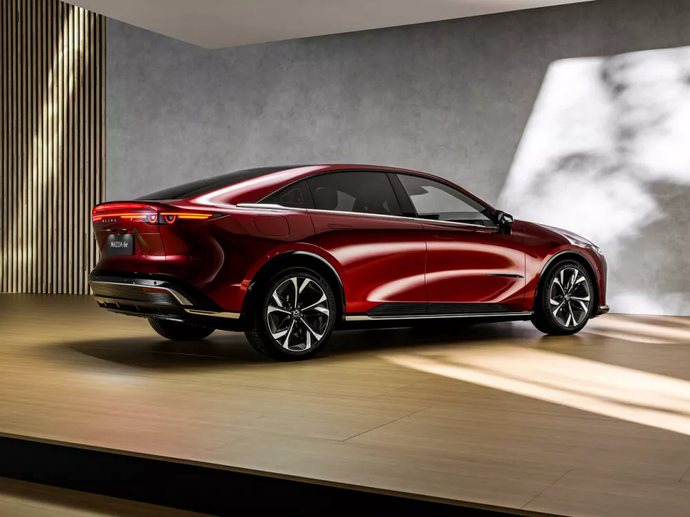 Автомобиль Mazda 6e Лифтбек