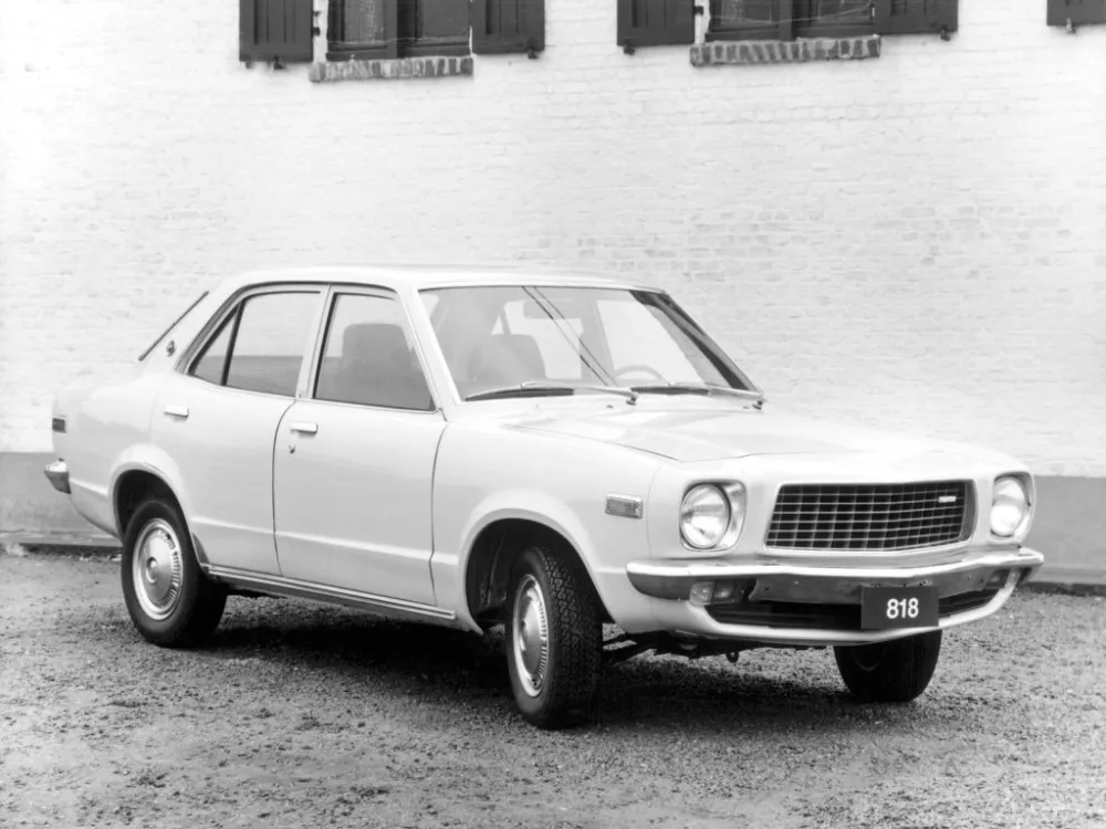 Автомобиль Mazda 818 Седан
