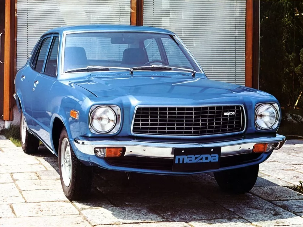 Автомобиль Mazda 818 Седан