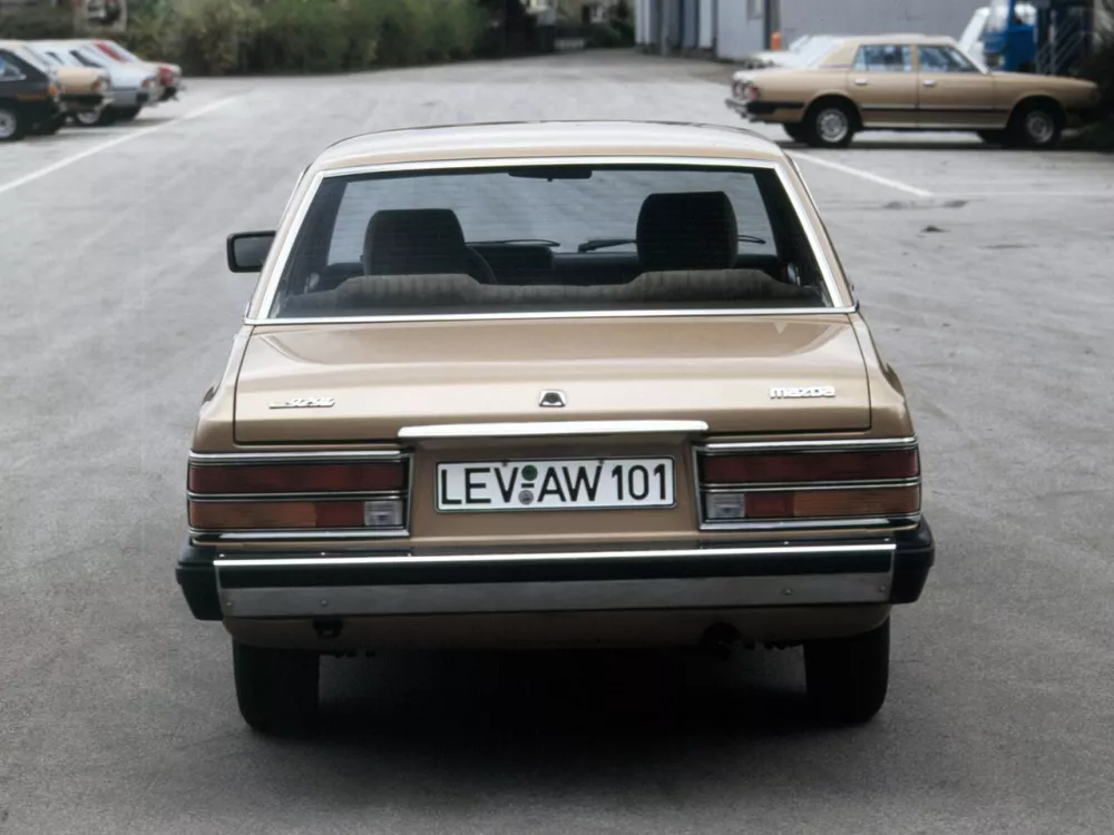 Автомобиль Mazda 929 LA4 Седан