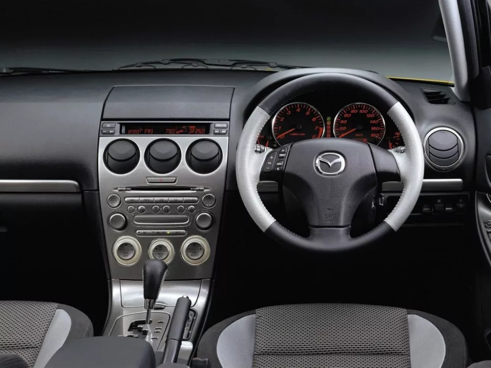 Автомобиль Mazda Atenza I Седан