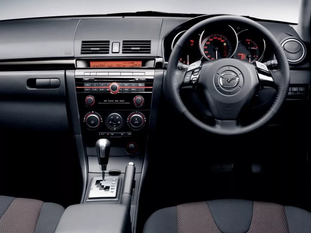 Автомобиль Mazda Axela I Седан