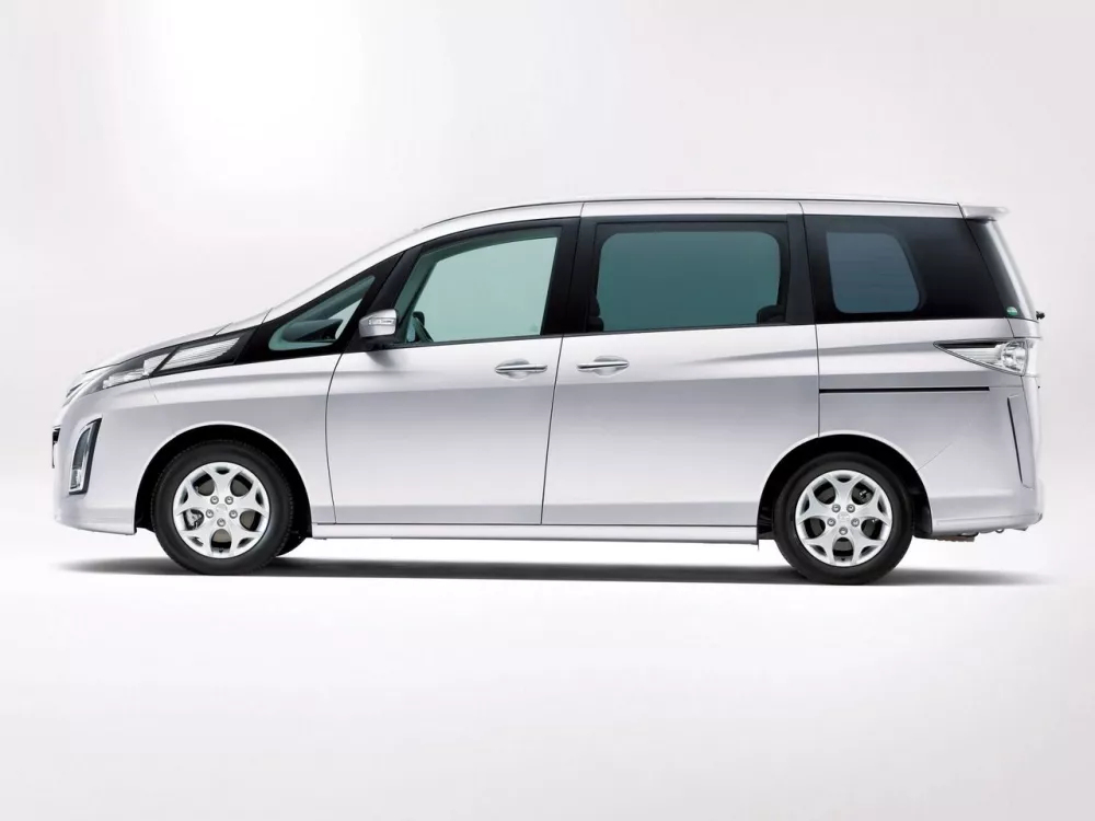 Автомобиль Mazda Biante Компактвэн
