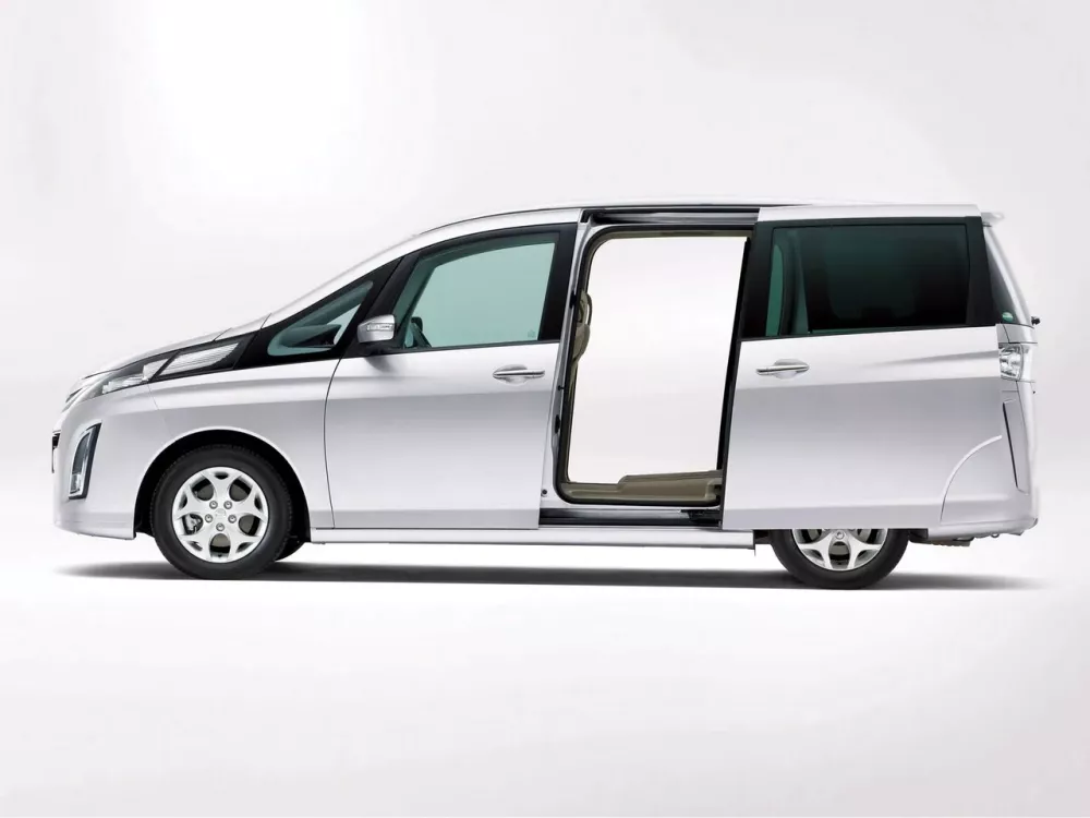 Автомобиль Mazda Biante Компактвэн