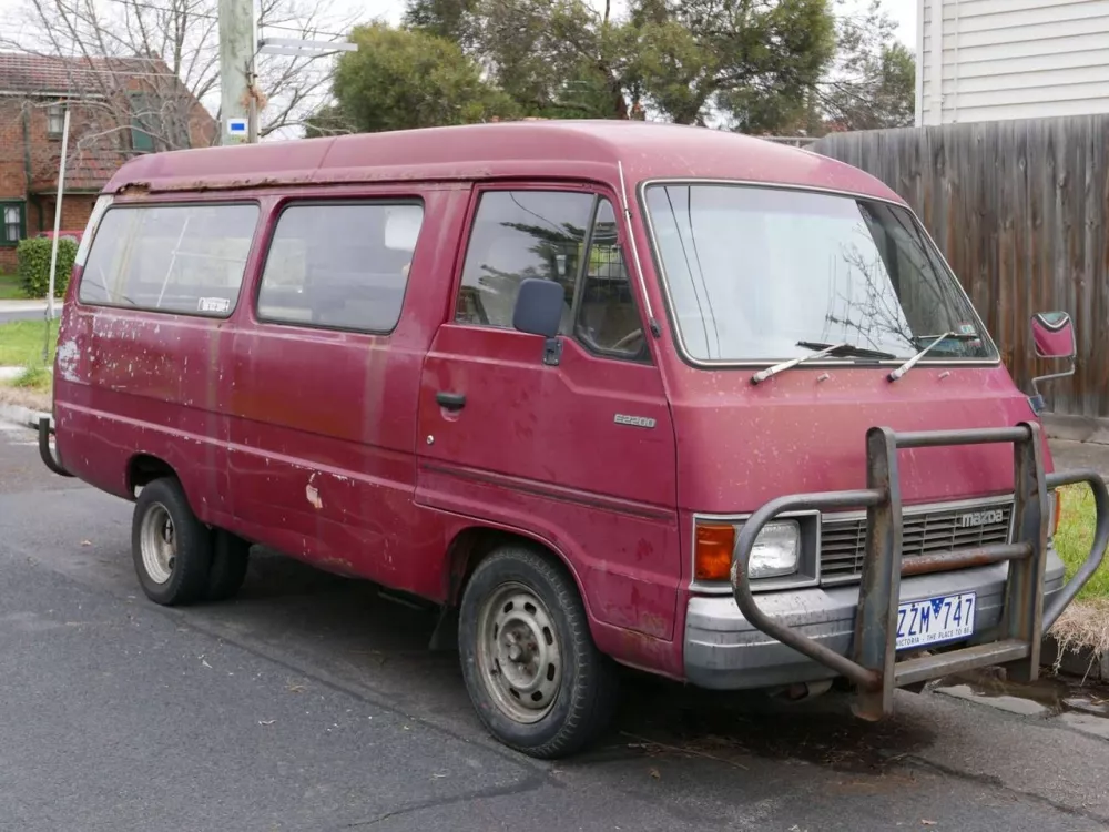 Автомобиль Mazda Bongo II Минивэн