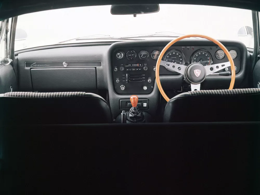 Автомобиль Mazda Cosmo L10 Купе