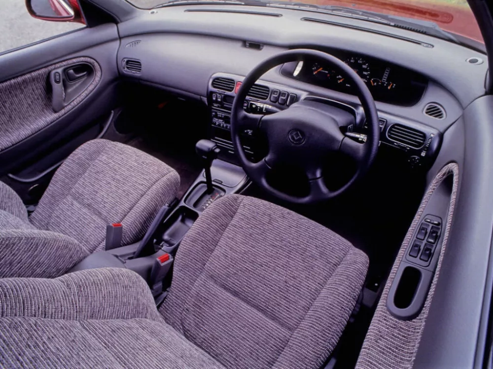 Автомобиль Mazda Cronos Седан