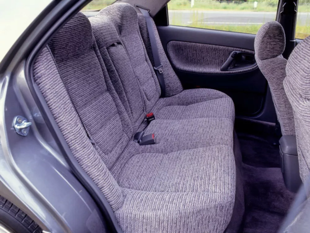 Автомобиль Mazda Cronos Седан